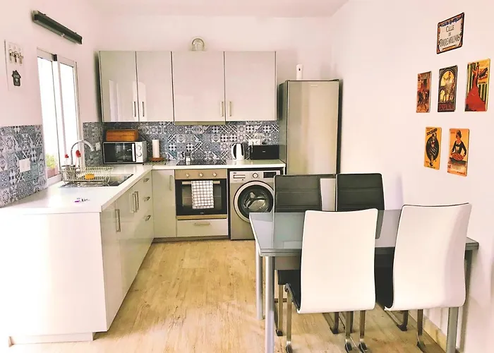 Town House With Patio In Quiet Residential Area 10 Min From Beach