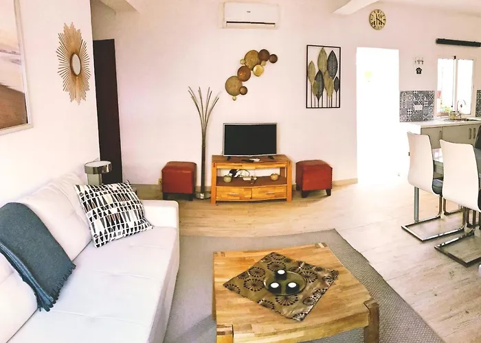 Town House With Patio In Quiet Residential Area 10 Min From Beach